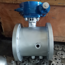 Fully jacketed ball valve with oversize flange